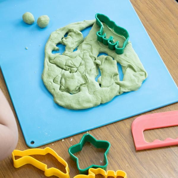 のびっこ「小麦粉遊び」