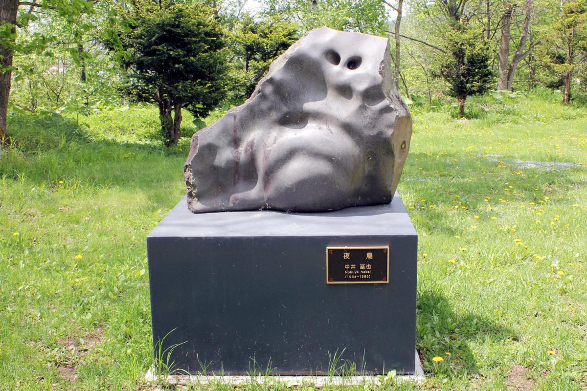 石の彫刻公園で展示されている作品の画像